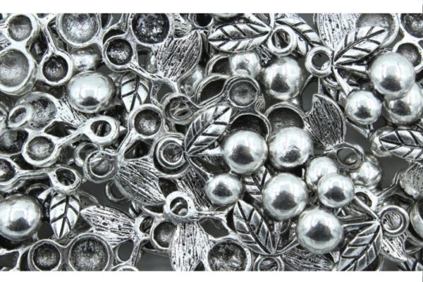 Berry - 18 x 16mm - Antique Silver